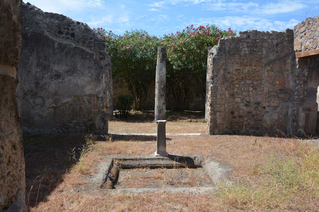 IX.1.22 Pompeii. September 2019. Room 27, second atrium, looking west across impluvium to second peristyle.
Foto Annette Haug, ERC Grant 681269 DÉCOR

