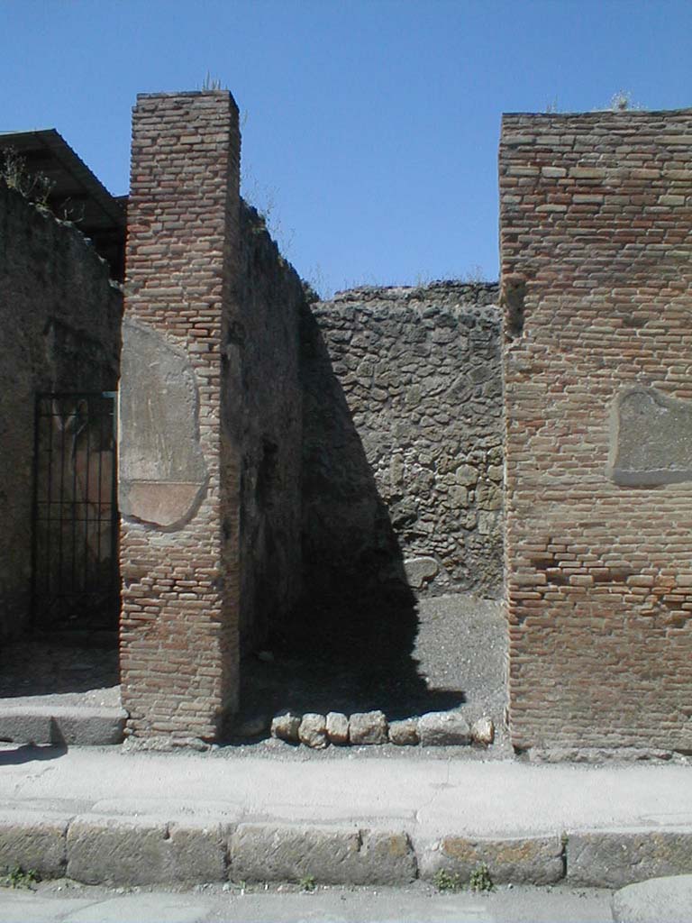 IX.1.23 Pompeii. May 2005. Entrance.
Graffiti found on the left pilaster, between IX.1.22 and IX.1.23 can be seen in IX.1.22