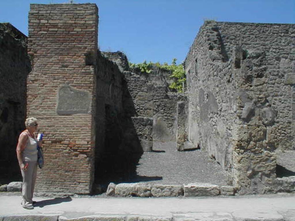 IX.1.24 Pompeii. May 2005. Looking north to entrance on Via dell�Abbondanza. For graffiti found between IX.1.23 and IX.1.24, on the left pilaster, see IX.1.23.
According to Della Corte, a graffito was found on the right of the entrance, between IX.1.24 and IX.1.25

Montanus   [CIL IV 2408]

See Della Corte, M., 1965.  Case ed Abitanti di Pompei. Napoli: Fausto Fiorentino. (p.278)

According to Epigraphik-Datenbank Clauss/Slaby, the graffito CIL IV 2408 read - Montatane
(See www.manfredclauss.de)

