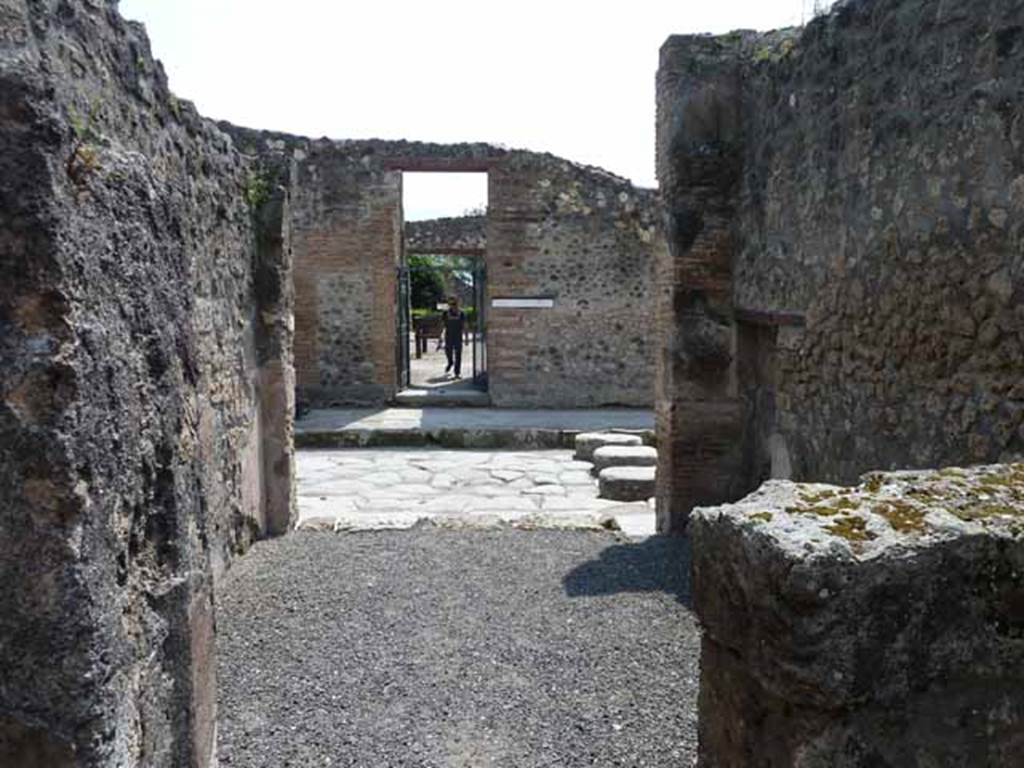 IX.1.24 Pompeii. May 2010. Looking south from doorway of rear room, across front room of shop to Via dell’Abbondanza, and to the doorway of L. Rapinasi Optati.
