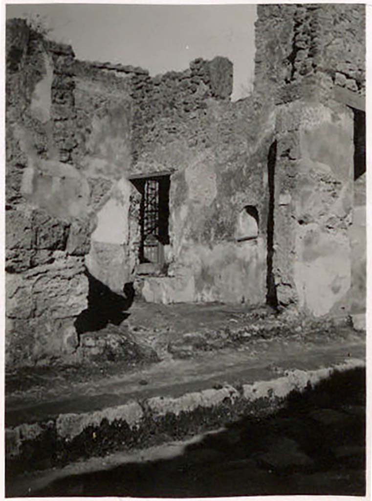 IX.1.25 Pompeii. Pre-1943. Entrance doorway on north side of Via dell’Abbondanza. Photo by Tatiana Warscher.
See Warscher, T. Codex Topographicus Pompeianus, IX.1. (1943), Swedish Institute, Rome. (no.142), p. 246.