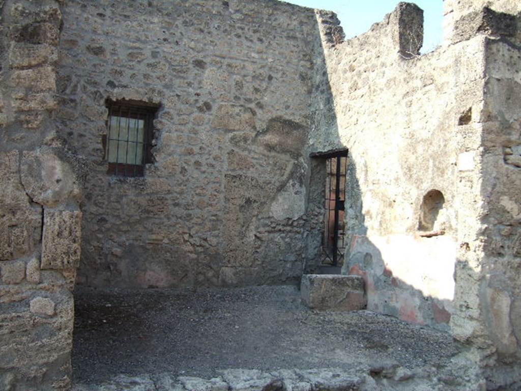 IX.1.25 Pompeii. September 2005. Looking north across shop-room. According to Fiorelli, other than the usual steps it also had a niche for the Penates, and an access doorway to the neighbouring house (at IX.1.26). See Fiorelli, G. (1875). Descrizione di Pompei, (p.376)
See Pappalardo, U., 2001. La Descrizione di Pompei per Giuseppe Fiorelli (1875). Napoli: Massa Editore. (p.140)
According to Eschebach, the steps to the upper floor were on the rear wall on the left side.
The latrine was under the stairs. See Eschebach, L., 1993. Gebäudeverzeichnis und Stadtplan der antiken Stadt Pompeji. Köln: Böhlau. (p.403).