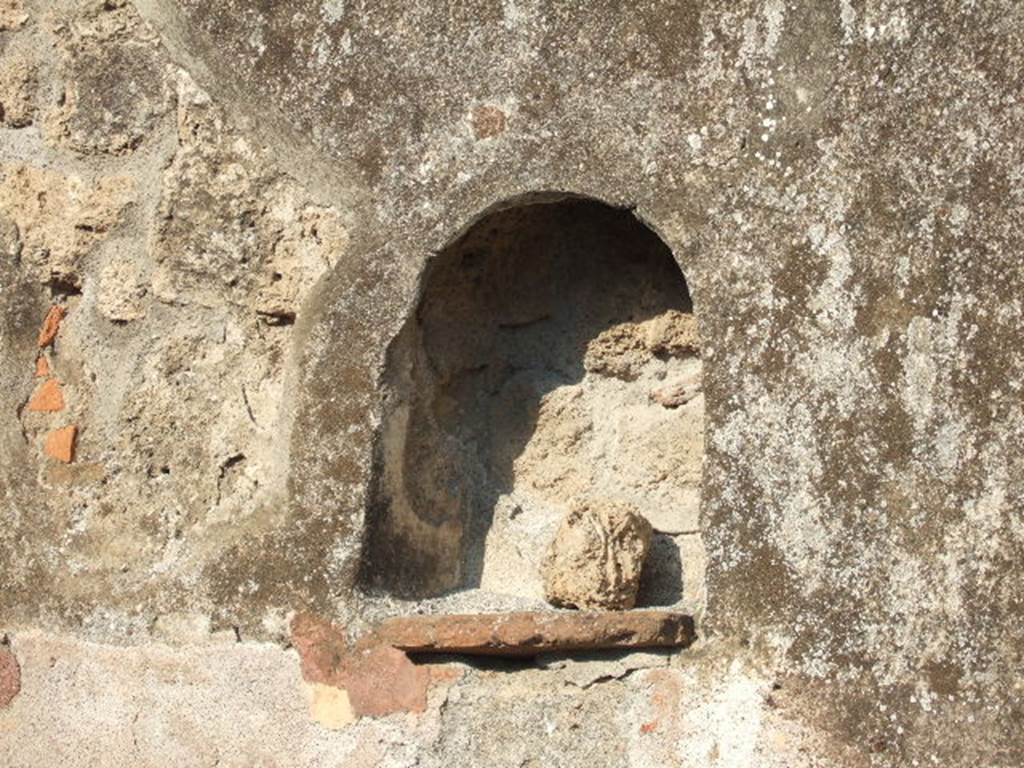 IX.1.25 Pompeii. September 2005. Arched niche in east wall. Boyce said that this was la nicchia dei Penati, according to Fiorelli.
See Boyce G. K., 1937. Corpus of the Lararia of Pompeii. Rome: MAAR 14. (p.80)
See Pappalardo, U., 2001. La Descrizione di Pompei per Giuseppe Fiorelli (1875). Napoli: Massa Editore. (p.140)
