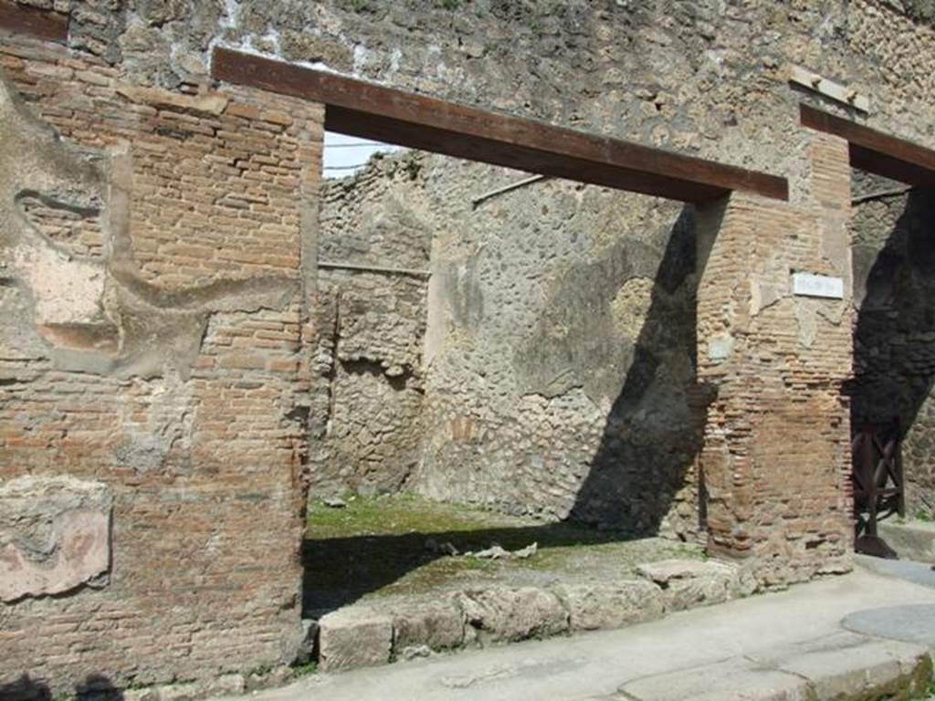 IX.1.27 Pompeii.  March 2009.  Entrance on Via dell�Abbondanza.