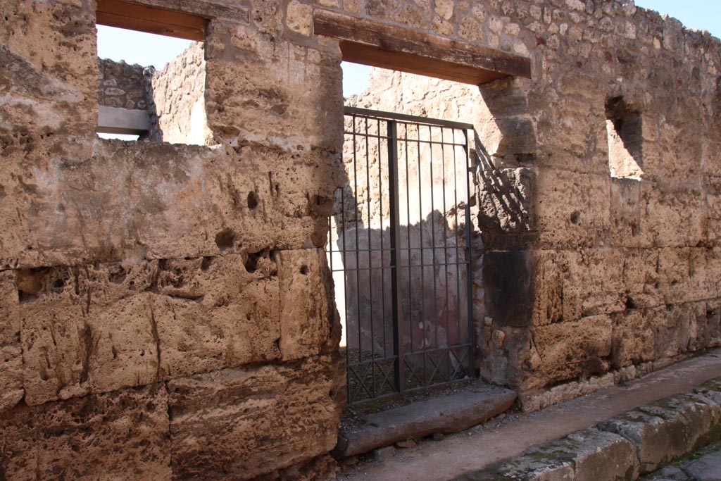 IX.1.29 Pompeii. October 2022.
Looking north-west towards entrance doorway on west side of Vicolo di Tesmo. Photo courtesy of Klaus Heese.