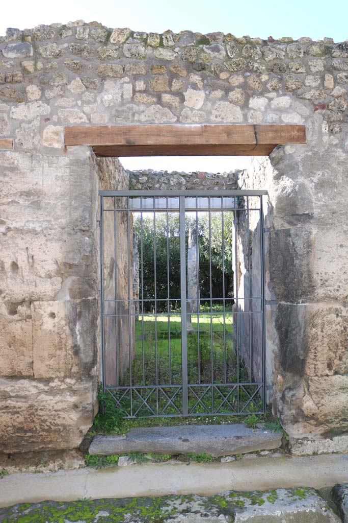 IX.1.29 Pompeii. December 2018.
Looking west to entrance doorway. Photo courtesy of Aude Durand.