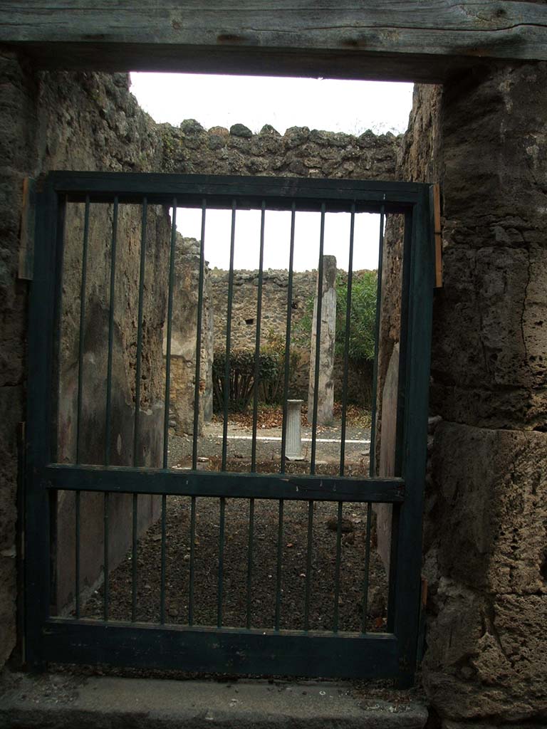 IX.1.29 Pompeii. May 2005. Entrance doorway, looking west.
According to Fiorelli, this entrance led into the rear doorway linked to the house at IX.1.22.
The names of Sabino, Emilio and Curvio were reputedly found in graffiti in this corridor.
See Fiorelli, G. (1875). Descrizione di Pompei, (p.377)
See Pappalardo, U., 2001. La Descrizione di Pompei per Giuseppe Fiorelli (1875). Napoli: Massa Editore. (p.140-1).