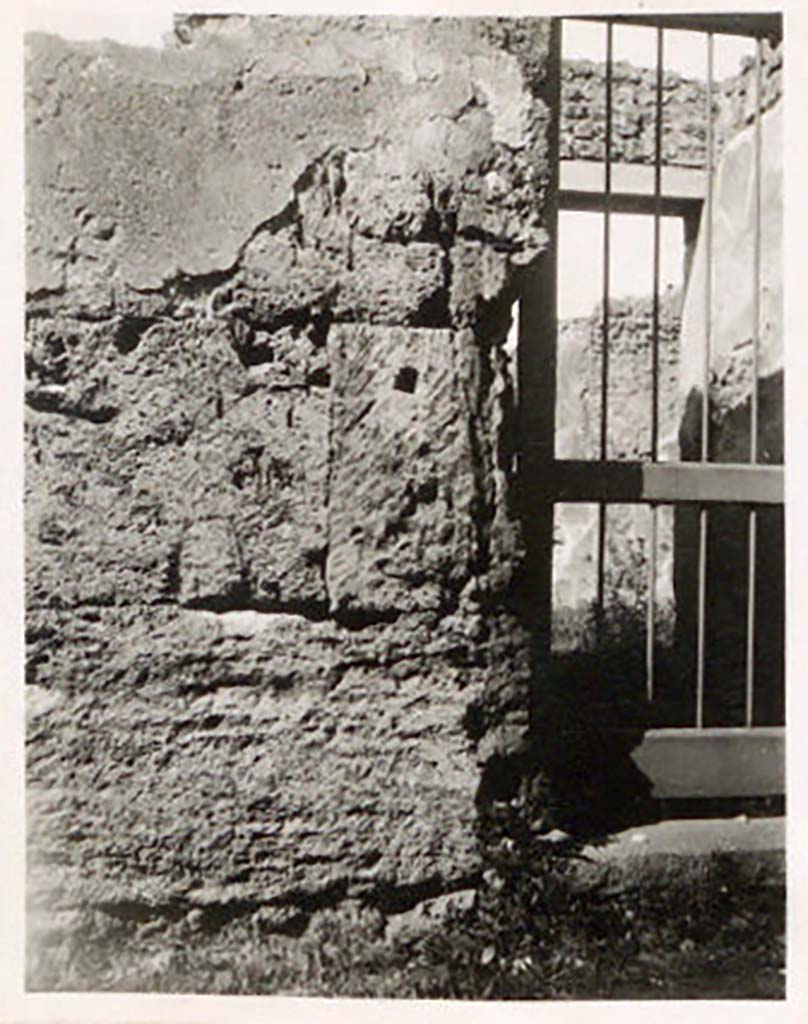 IX.1.29 Pompeii. Pre-1943. Looking west at south side of entrance doorway. Photo by Tatiana Warscher.
See Warscher, T. Codex Topographicus Pompeianus, IX.1. (1943), Swedish Institute, Rome. (no.151), p. 260.