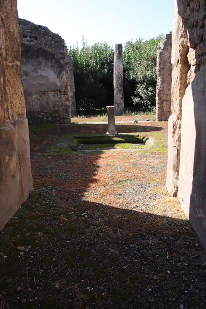 IX.1.29 Pompeii. October 2022.
Looking west along entrance corridor/fauces towards atrium. Photo courtesy of Klaus Heese.