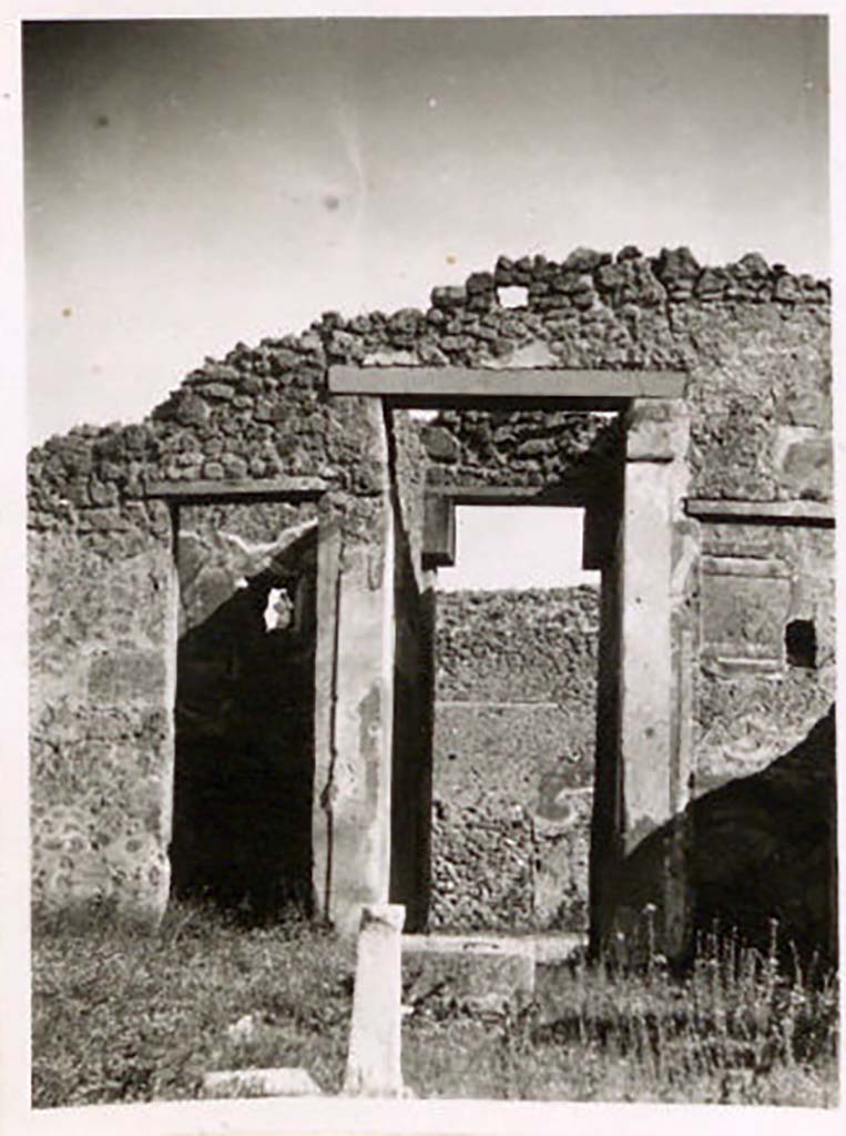 IX.1.29, Pompeii. Pre-1943. Looking east across atrium towards entrance corridor. Photo by Tatiana Warscher.
See Warscher, T. Codex Topographicus Pompeianus, IX.1. (1943), Swedish Institute, Rome. (no.152), p. 264.