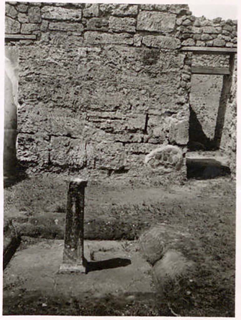 IX.1.29 Pompeii. Pre-1943. Looking north across tufa impluvium in atrium. Photo by Tatiana Warscher.
According to Warscher -
“At the bottom of the north wall were some amphorae shards embedded in the concrete that served as an intermediate layer between the stones of the wall and the plaster.”
(Note – see photos at IX.1.22 (pt.6 & 7) which appears to show amphorae shards on several atrium walls.)
See Warscher, T. Codex Topographicus Pompeianus, IX.1. (1943), Swedish Institute, Rome. (no.153), p. 264.