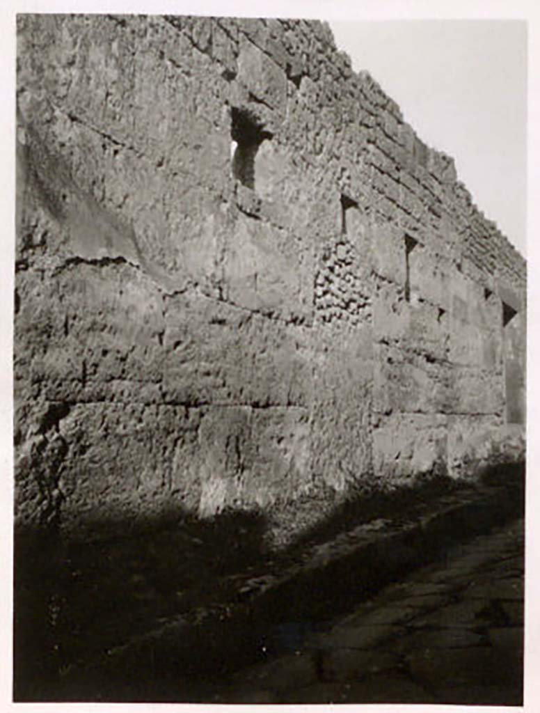 IX.1.29 Pompeii. Pre-1943.
Looking north along exterior façade of IX.1.29 on west side of Vicolo di Tesmo. Photo by Tatiana Warscher.
See Warscher, T. Codex Topographicus Pompeianus, IX.1. (1943), Swedish Institute, Rome. (no.146), p. 255.