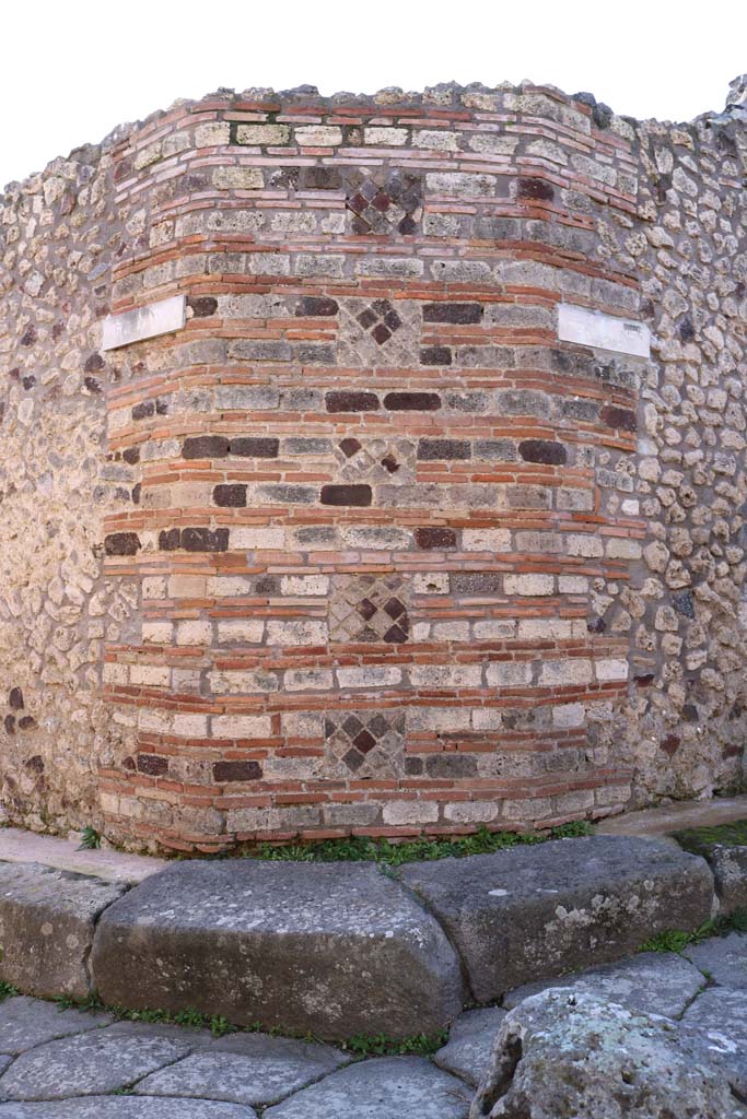 Vicolo di Tesmo, at junction with Vicolo di Balbo. December 2018.
Detail of exterior wall from outside IX.1.29/22. Photo courtesy of Aude Durand.