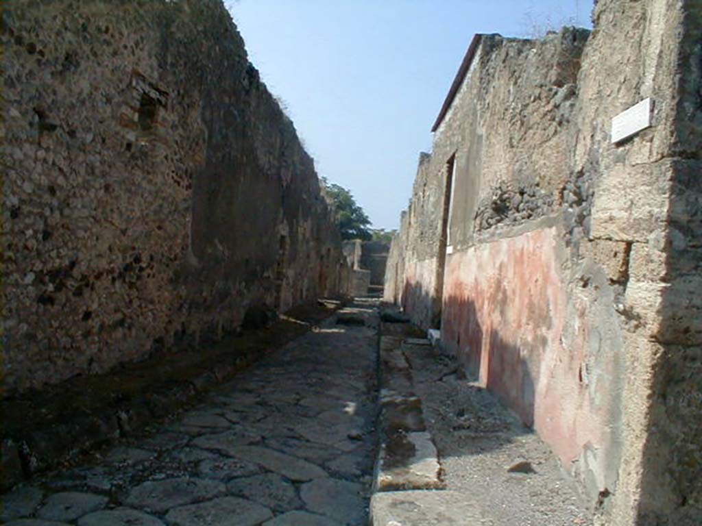 IX.1.29 Pompeii, on left. May 2006. Vicolo di Balbo, looking west from Vicolo di Tesmo. IX.2.16, on right.