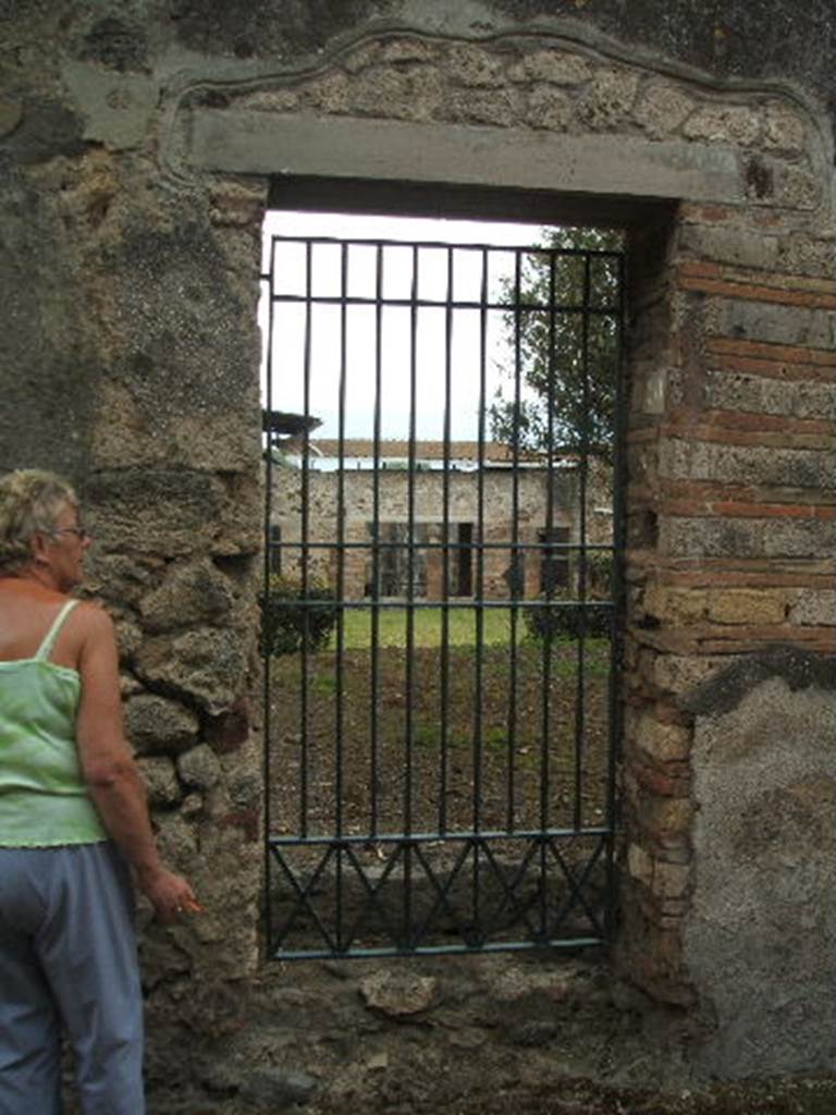 IX.1.30 Pompeii. May 2005. Entrance into rear garden.