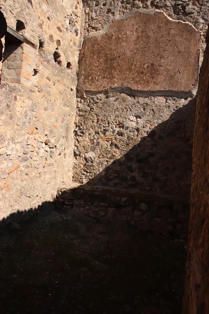 IX.1.31 Pompeii. October 2022.
Kitchen, looking towards north end of east wall with bench or hearth. Photo courtesy of Klaus Heese