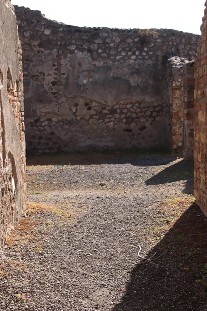 IX.1.32 Pompeii. October 2022.
Looking south through entrance corridor/fauces towards atrium. Photo courtesy of Klaus Heese