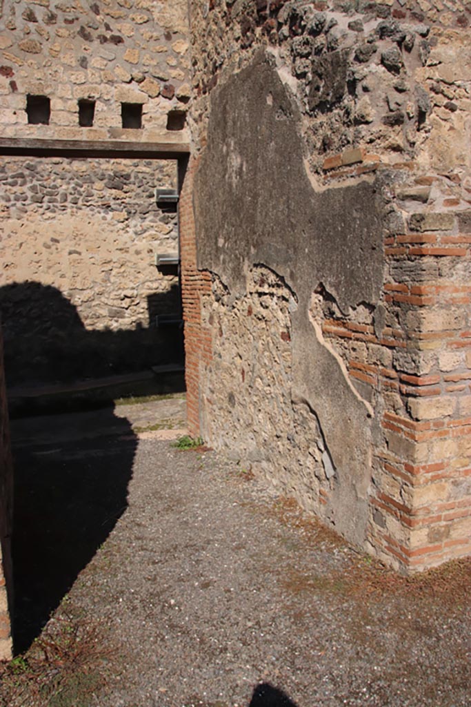 IX.1.32 Pompeii. October 2022.
Looking north along east wall of entrance corridor/fauces. Photo courtesy of Klaus Heese
