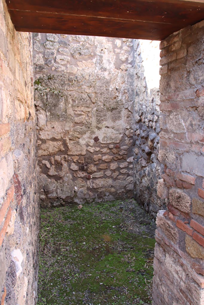 IX.1.32 Pompeii. October 2022.
Looking west through doorway of small room on west side of atrium. Photo courtesy of Klaus Heese