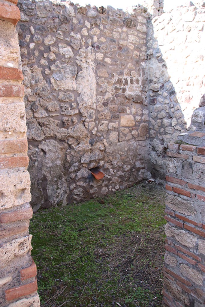 IX.1.32 Pompeii. October 2022.
Looking north-west through doorway of cubiculum on west side of atrium at north end.
Photo courtesy of Klaus Heese