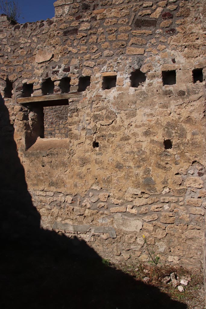 IX.1.32 Pompeii. October 2022.
Triclinium in north-west corner of atrium, north wall. Photo courtesy of Klaus Heese