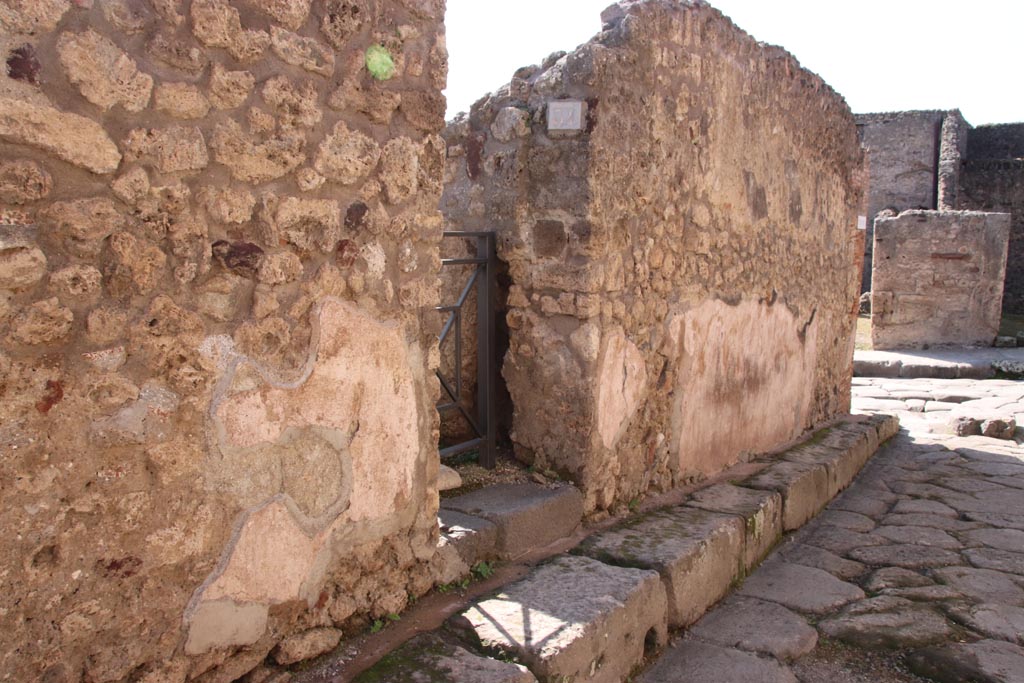 IX.1.34 Pompeii. October 2022.
Looking west towards entrance doorway on south side of Vicolo di Balbo. Photo courtesy of Klaus Heese