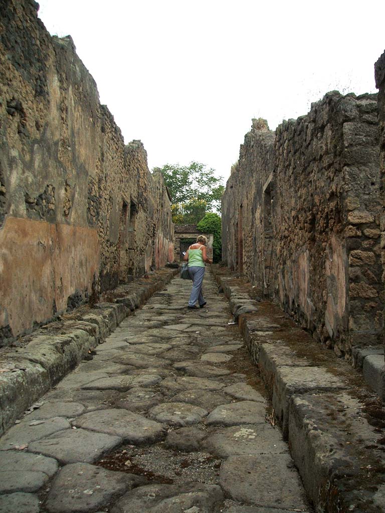 Vicolo di Balbo, Pompeii. May 2005. Looking east from IX.1.34, on right.