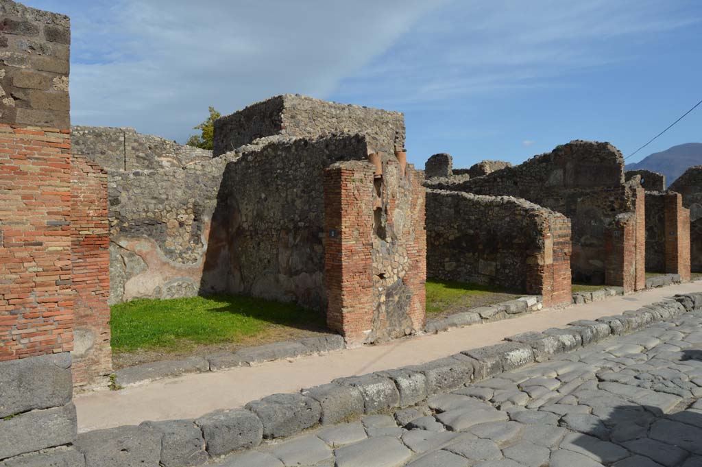 IX.2.2, on left, with pilaster between IX.2.3, centre right. March 2018. Looking south along east side of Via Stabiana.
Foto Taylor Lauritsen, ERC Grant 681269 DÉCOR.