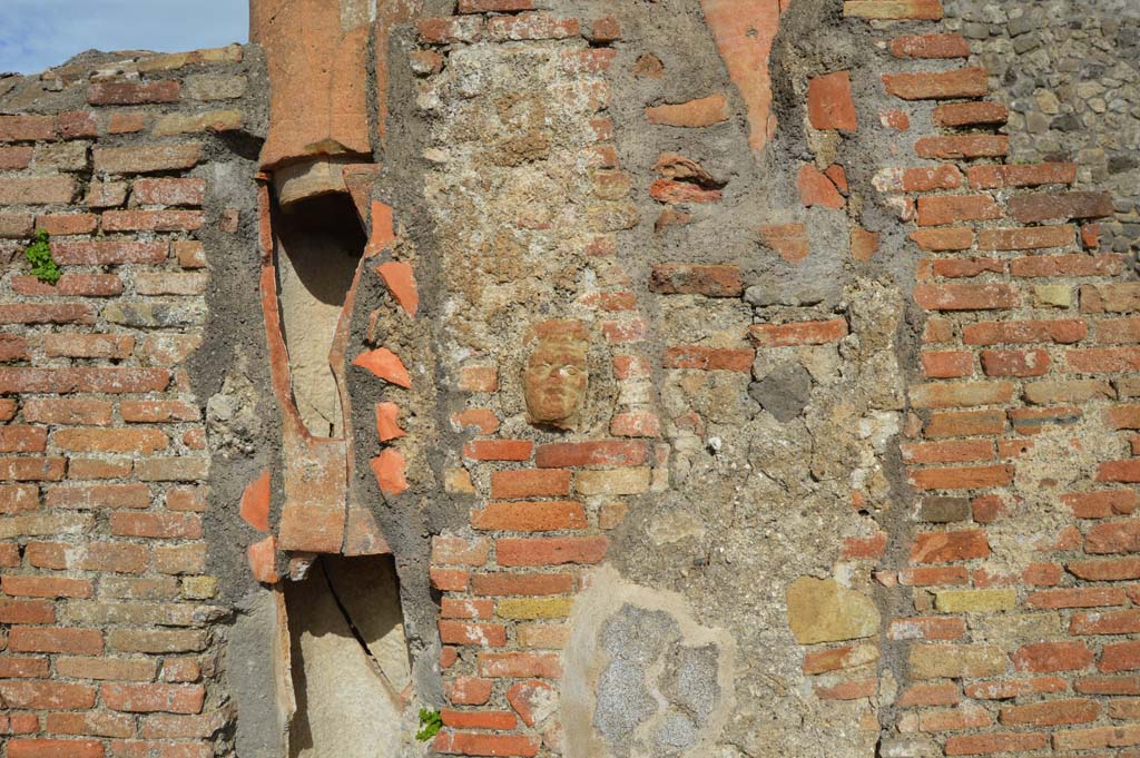 IX.2.2, on left, and IX.2.3, on right. March 2018.
Central pilaster with downpipe. In the centre of the pilaster is a small terracotta face.
Foto Taylor Lauritsen, ERC Grant 681269 DÉCOR.