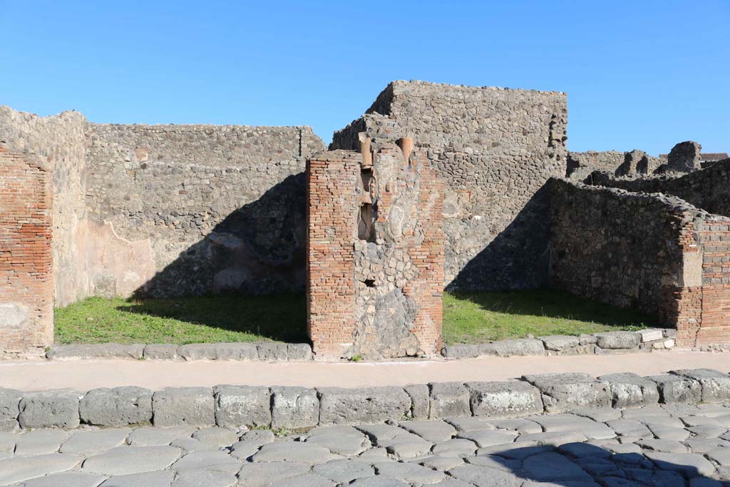 IX.2.2 Pompeii, on left, and IX.2.3, on right. December 2018.
Looking east to entrance doorways on Via Stabiana with downpipe between. Photo courtesy of Aude Durand.