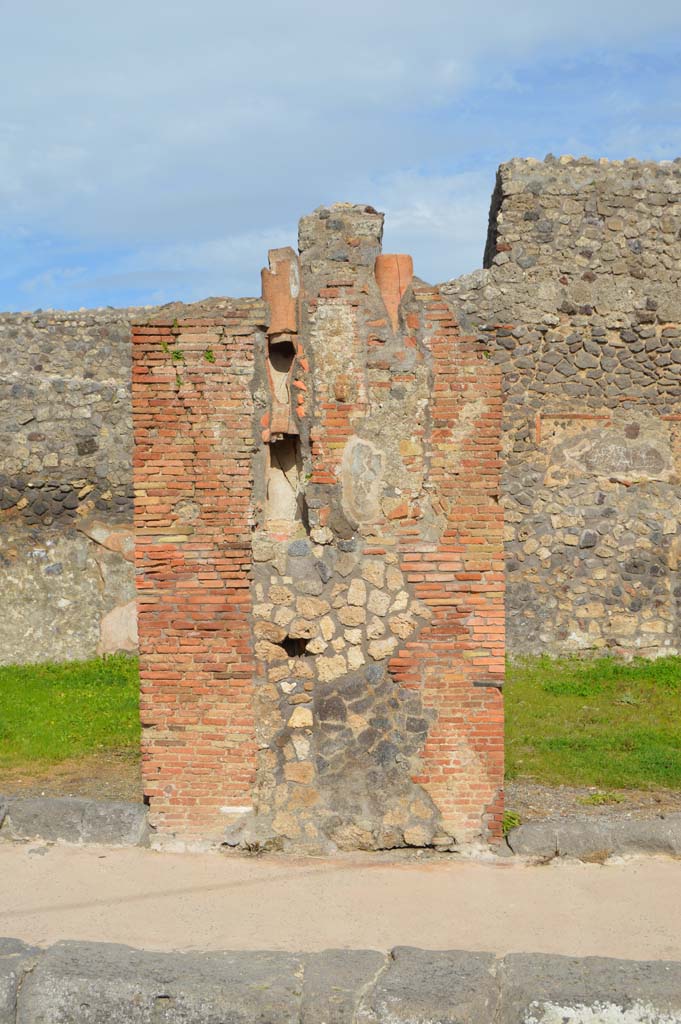 IX.2.3 Pompeii, on right. March 2018.
Looking east to pilaster with downpipes between IX.2.2, on left, and IX.2.3, on right.
Foto Taylor Lauritsen, ERC Grant 681269 DÉCOR.