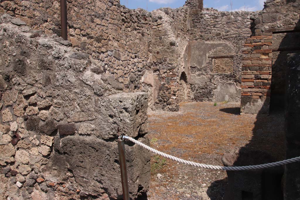 IX.2.4 Pompeii. September 2021.
Looking through doorway to atrium, triclinium with window overlooking the small courtyard, and corridor to rear, on right.
Photo courtesy of Klaus Heese.