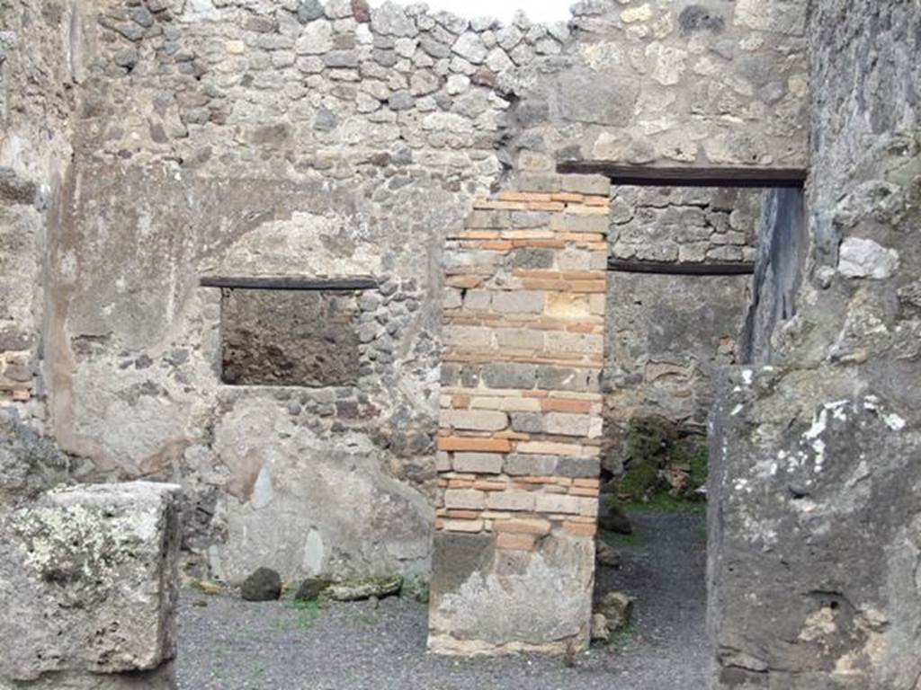 IX.2.4 Pompeii. December 2007. Looking through doorway to atrium, triclinium with window overlooking the small courtyard, and corridor to rear. In the atrium would have been the stairs leading up to the upper floor, under them was a fusorium. At the rear of the atrium was a triclinium, lit by the window leaning into the courtyard reached by a corridor that also led to the kitchen, the latrine and to a narrow storeroom/cupboard.
See Fiorelli, G, (1975): Descrizione di Pompei, (p.378)