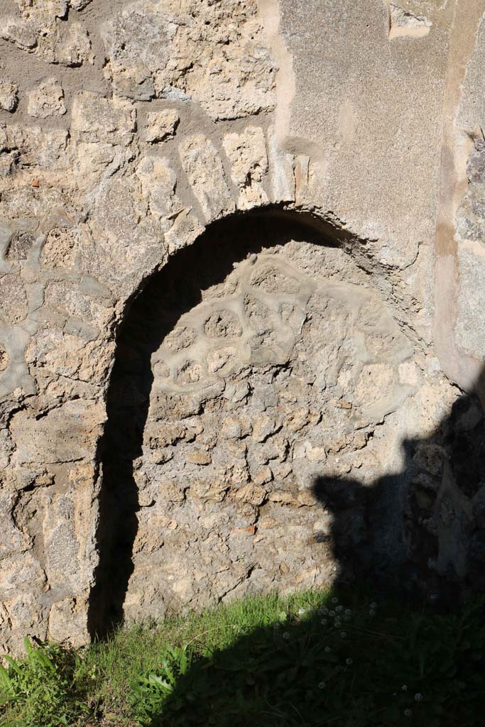 IX.2.4 Pompeii. December 2018.
Arched niche/recess in north-east corner of triclinium. Photo courtesy of Aude Durand.