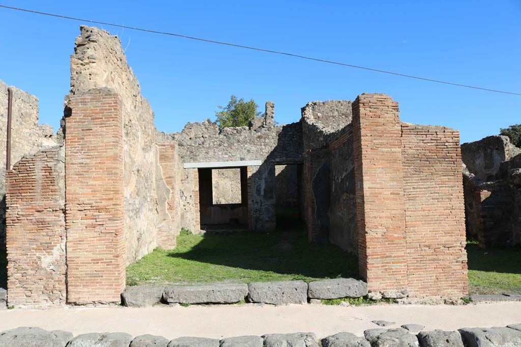IX.2.5 Pompeii. December 2018.
Looking east on Via Stabiana towards entrance to shop and dwelling at rear. Photo courtesy of Aude Durand.