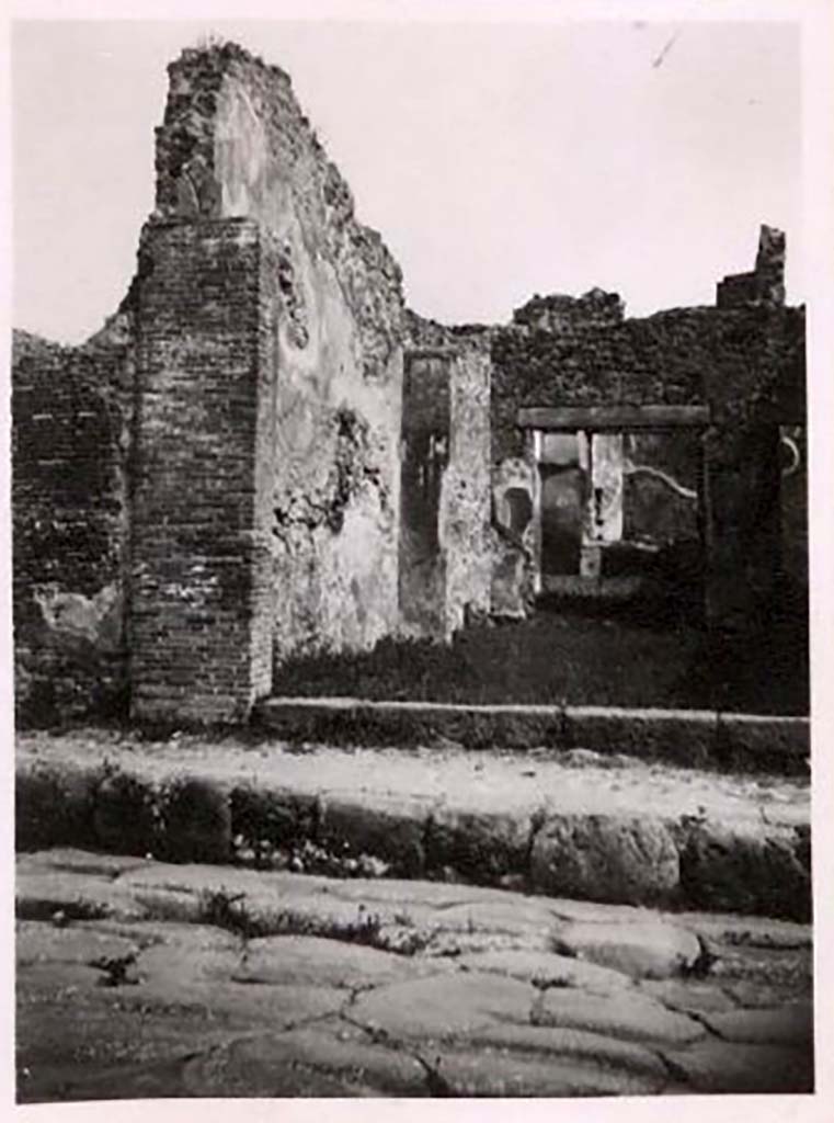 IX.2.5 Pompeii.Pre-1943. Looking east to entrance doorway on Via Stabiana. Photo by Tatiana Warscher.
See Warscher, T. Codex Topographicus Pompeianus, IX.2. (1943), Swedish Institute, Rome. (no.9), p. 16.