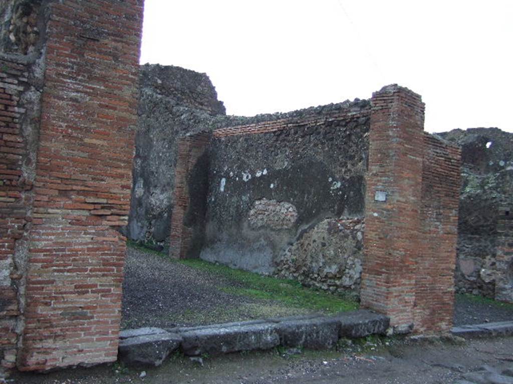 IX.2.5 Pompeii. December 2005. South wall of shop.
