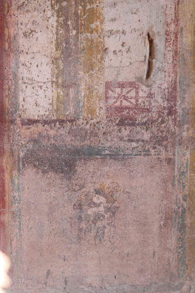 IX.2.5 Pompeii. December 2018.
North wall, painted decoration on east side of central panel. Photo courtesy of Aude Durand.