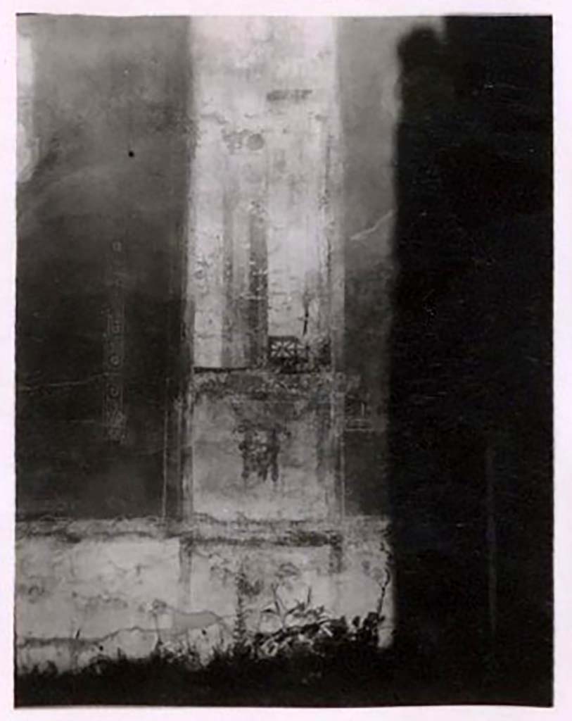 IX.2.5 Pompeii. Pre-1943. Painted decoration on north wall of triclinium. Photo by Tatiana Warscher.
See Warscher, T. Codex Topographicus Pompeianus, IX.2. (1943), Swedish Institute, Rome. (no.12), p. 25.