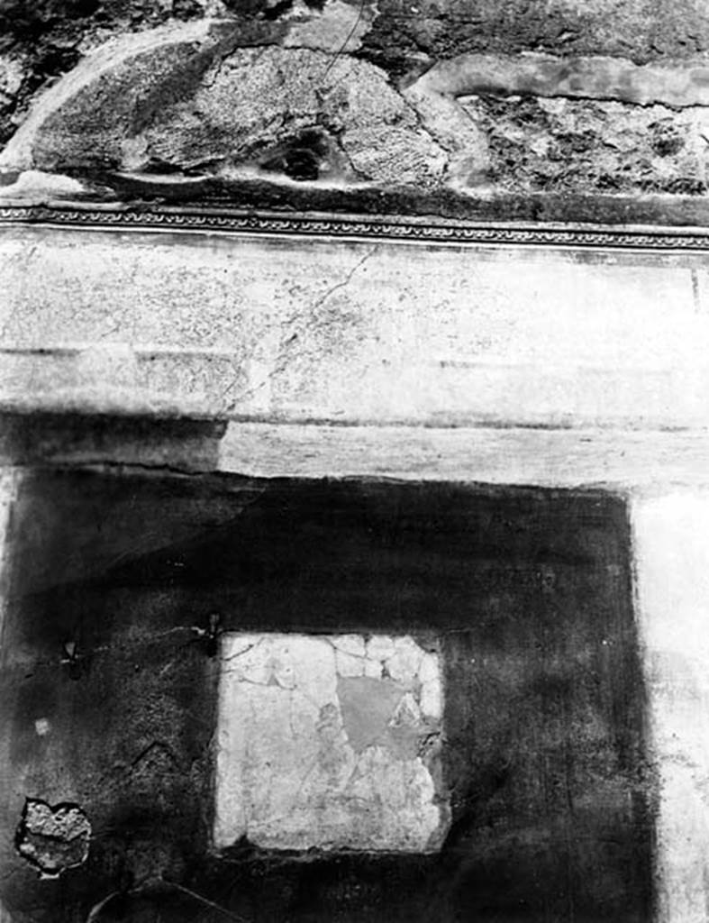 231937 Bestand-D-DAI-ROM-W.353.jpg
IX.2.5 Pompeii. W.353. North wall of triclinium, remains of wall decorations on wall and cornice.
Photo by Tatiana Warscher. Photo © Deutsches Archäologisches Institut, Abteilung Rom, Arkiv. See http://arachne.uni-koeln.de/item/marbilderbestand/231937