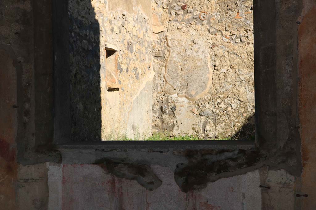 IX.2.5 Pompeii. December 2018.
Looking through window in east wall of triclinium towards garden area, and niche in north wall. Photo courtesy of Aude Durand.