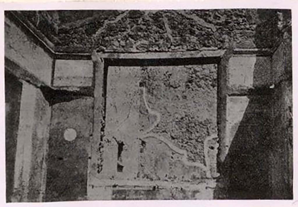 IX.2.5 Pompeii. Pre-1943. Looking towards window in east wall, on either side of which was a painted medallion. Photo by Tatiana Warscher.
See Warscher, T. Codex Topographicus Pompeianus, IX.2. (1943), Swedish Institute, Rome. (no.14.), p. 35.