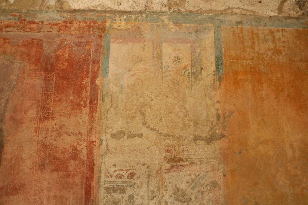 IX.2.5 Pompeii. December 2018.
Triclinium, detail from painted panel on west side of central panel on south wall. Photo courtesy of Aude Durand.