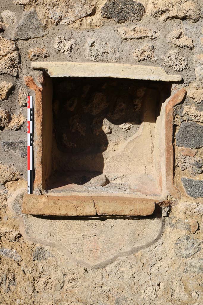 IX.2.5 Pompeii. December 2018.
Detail of niche in north wall of garden area. Photo courtesy of Aude Durand.