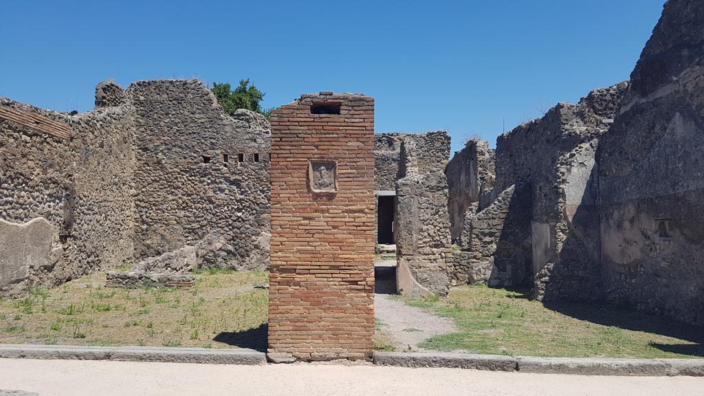 IX.2.6 Pompeii, on left. August 2023.
Looking towards doorways on east side of Via Stabiana, with IX.2.7, on right. Photo courtesy of Maribel Velasco.