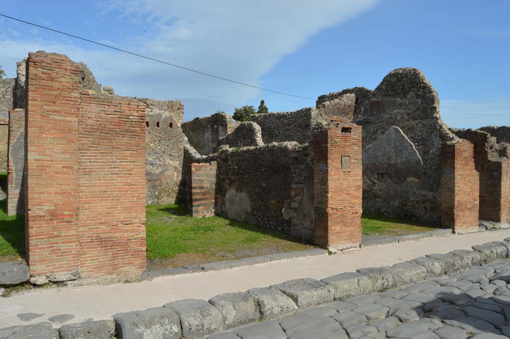 IX.2.6, on left, Pompeii. March 2018. Looking south along east side of Via Stabiana.
Foto Taylor Lauritsen, ERC Grant 681269 DÉCOR.