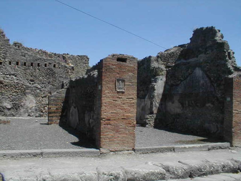 IX.2.6 Pompeii, May 2005. Plaque IX.2.7