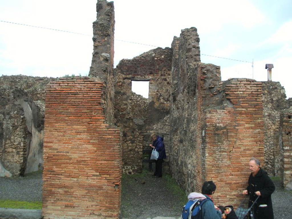 IX.2.8 Pompeii. December 2004. Looking east from entrance.