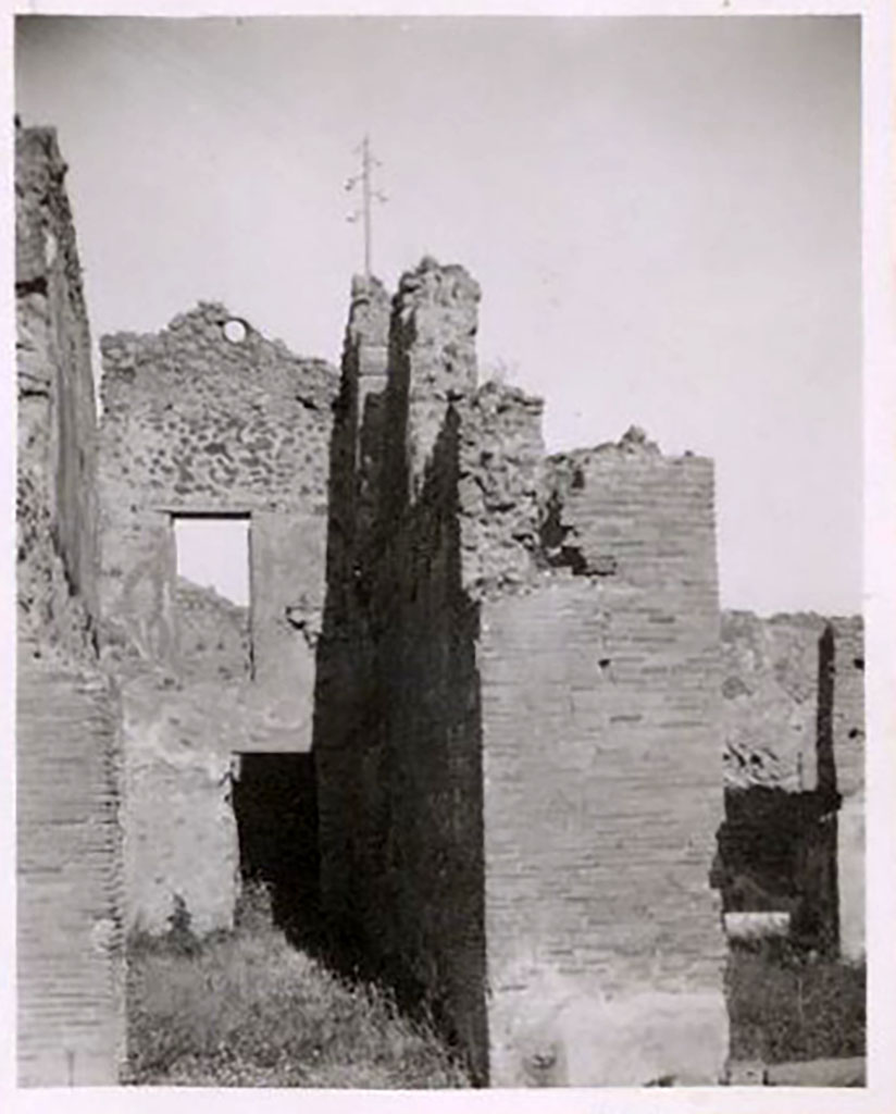 IX.2.8 Pompeii. Pre-1943. Looking east from entrance, which took the form of a corridor, or may have been for the servants.
The small house also had an upper floor, as can be shown by the doorway in the upper east wall. Photo by Tatiana Warscher.
See Warscher, T. Codex Topographicus Pompeianus, IX.2. (1943), Swedish Institute, Rome. (no.25a.), p. 54.