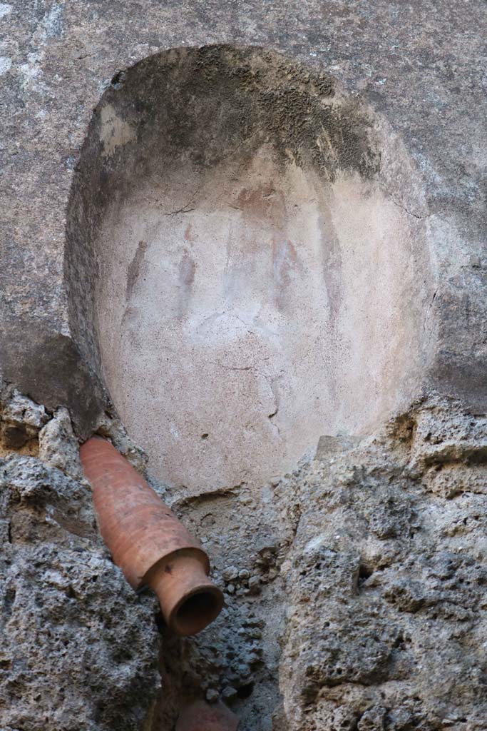 IX.2.8 Pompeii. December 2018.
Detail of niche latrine in upper south wall. Photo courtesy of Aude Durand.